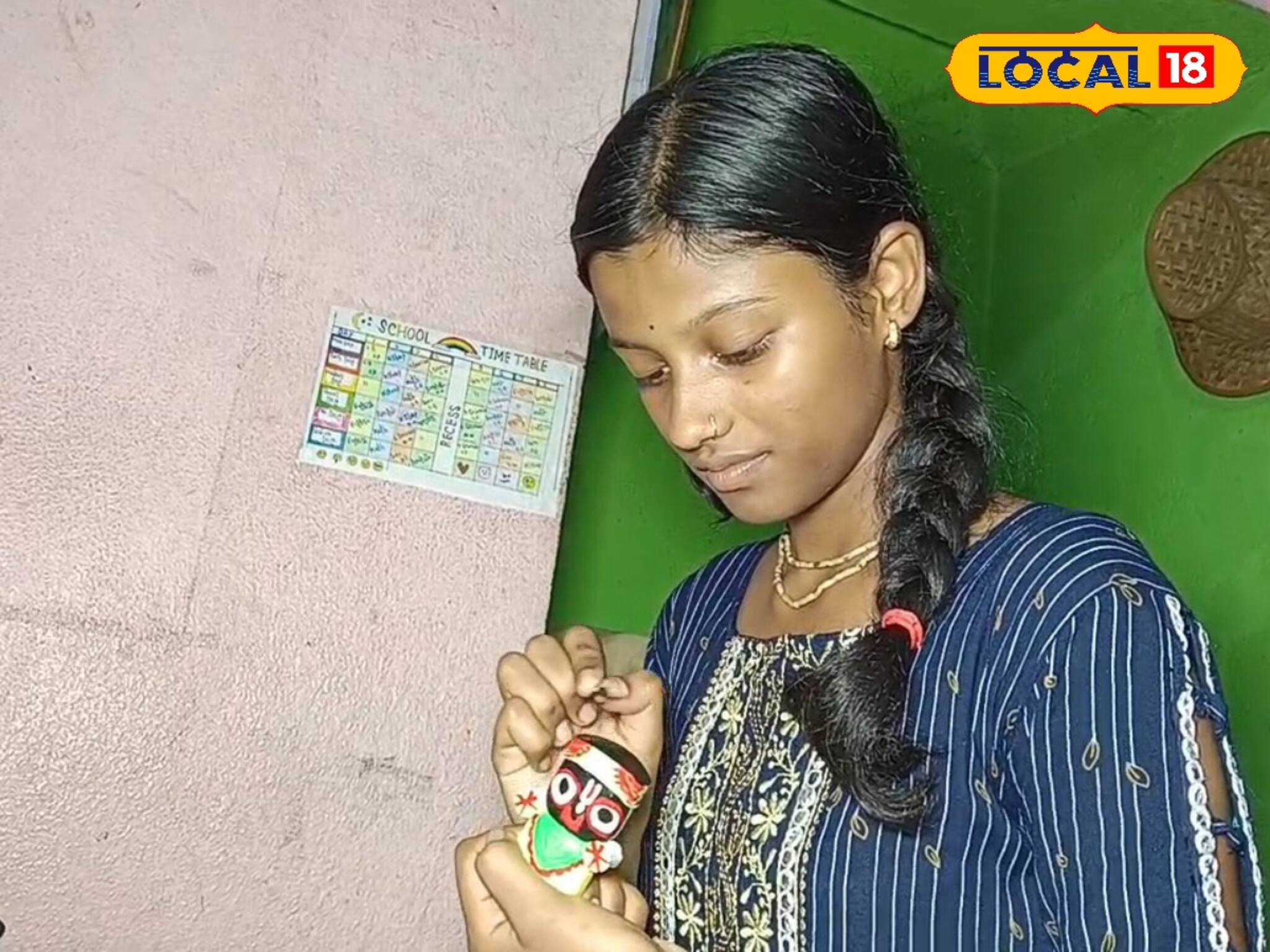 ফেলে দেওয়া জিনিস দিয়ে কারসাজি! রথযাত্রার আগে প্লাস্টিকের কৌটো দিয়ে এই ছাত্রী খরচ কমিয়ে দিচ