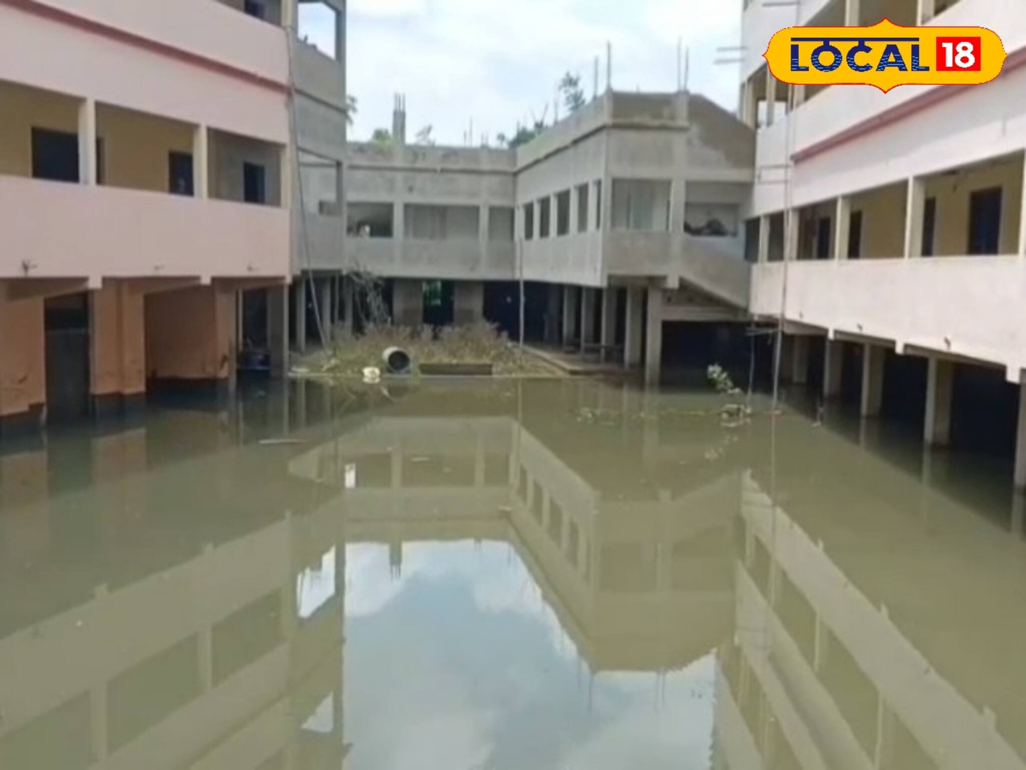 স্কুলে গলা সমান জল, ঘাটালে লাটে পড়াশুনা! ফের কবে খুলবে বিদ্যালয়? উত্তর খুঁজছে পড়ুয়ারা
