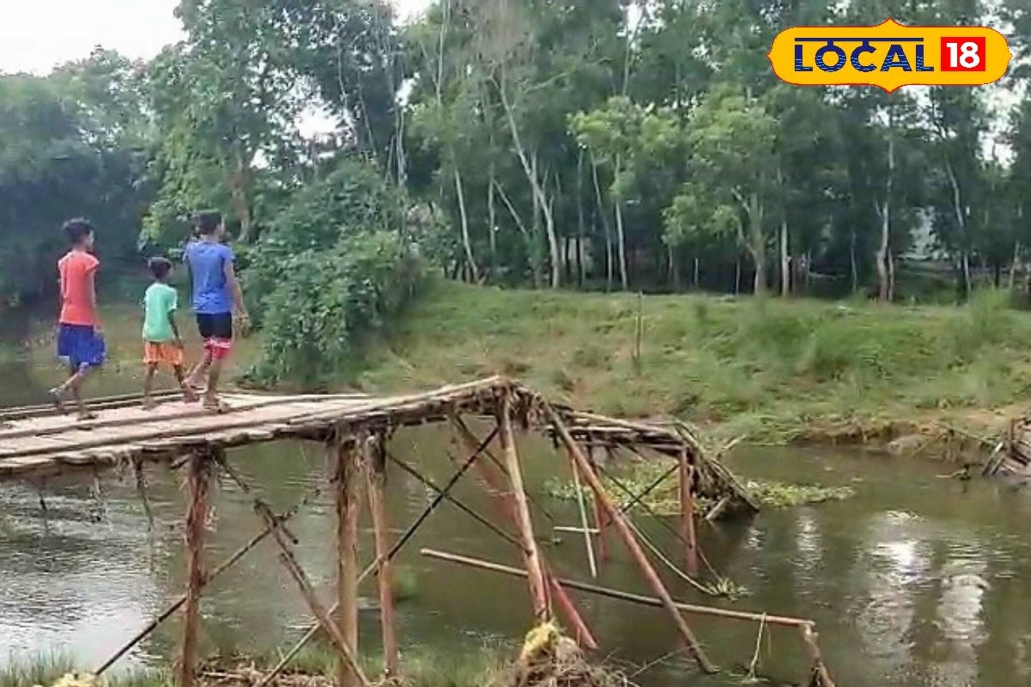 প্রবল বৃষ্টি ফেলেছে বড়সড় বিপদে, স্কুলে যেতে সমস্যায় পড়ুয়ারা