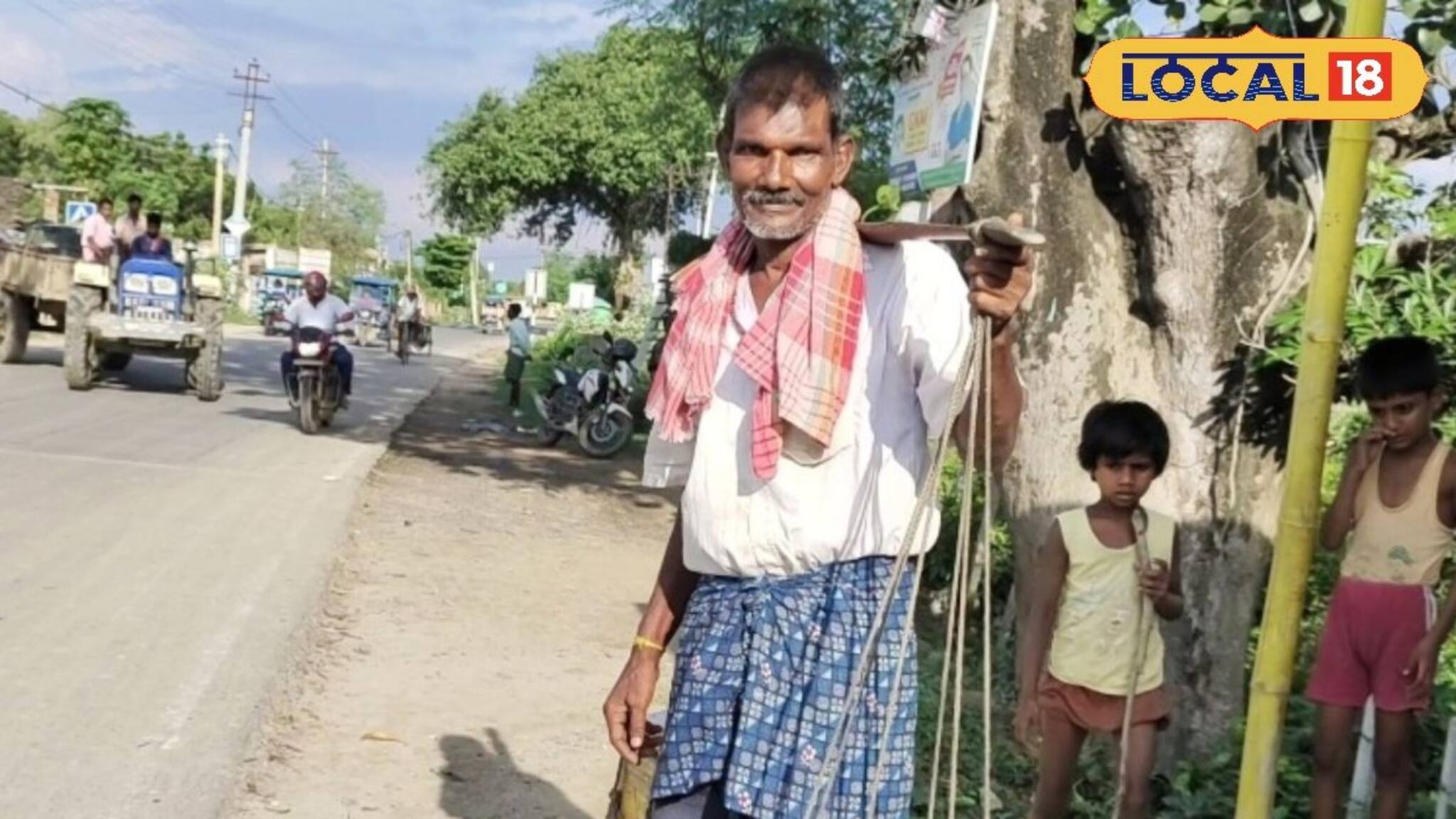 কাঁধে হাঁড়ি, টিনের পাত্র! সংসার চালাতে  বৃদ্ধ ভজন বাবুর রোজ ৩০-৩৫ কিমি হাঁটা!
