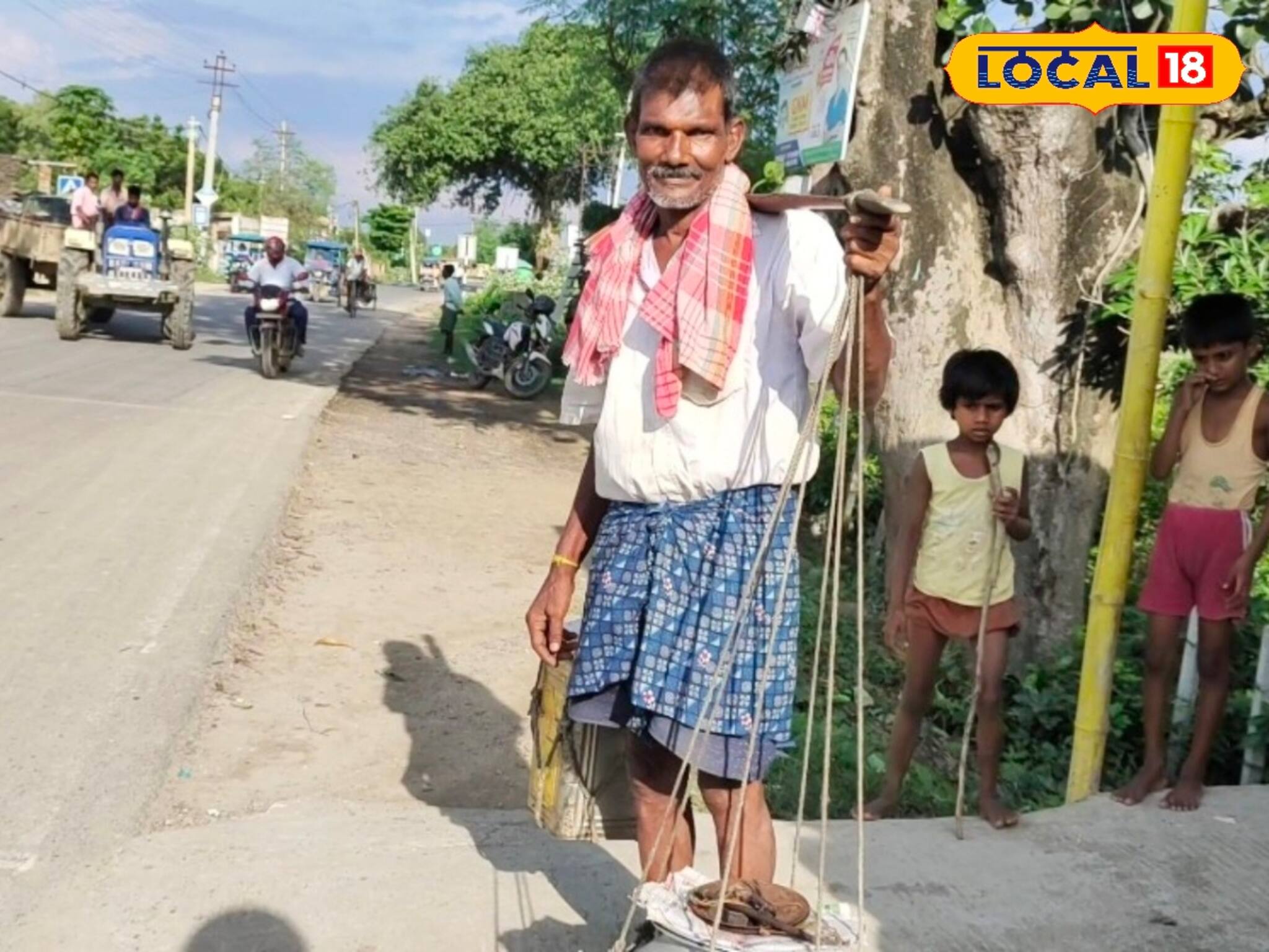 কাঁধে হাঁড়ি, টিনের পাত্র! সংসার চালাতে  বৃদ্ধ ভজন বাবুর রোজ ৩০-৩৫ কিমি হাঁটা!