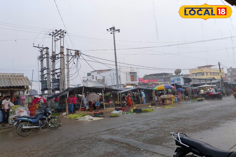 দার্জিলিং, কালিম্পং, জলপাইগুড়ি, কোচবিহার এবং আলিপুরদুয়ার জেলার এক বা দুটি জায়গায় ভারী বৃষ্টিপাত (৭-১১ সেমি) হতে পারে।