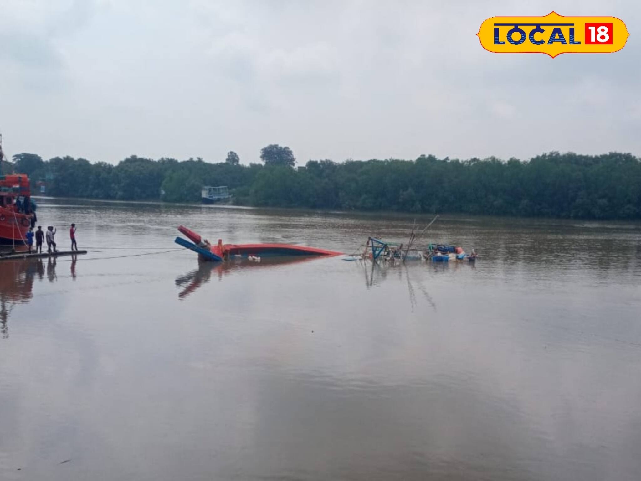 জেটিঘাটের কাছেই ডুবল আস্ত ট্রলার! কি কারণে ঘটল এমন দুর্ঘটনা!