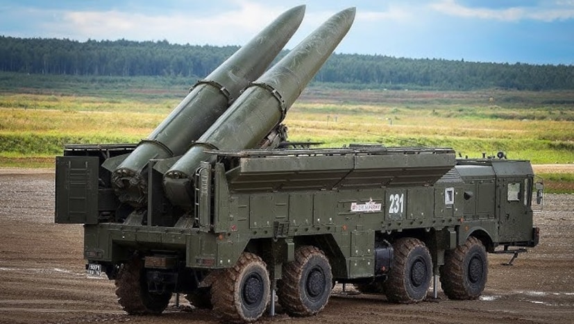 গতি, পরিসীমায় BrahMos-কে ছাড়িয়ে গিয়েছে: গতি এবং পাল্লা উভয় দিক থেকেই ET-LDHCM বর্তমান BrahMos-এর চেয়ে এগিয়ে। প্রাথমিকভাবে, ব্রহ্মোসের পাল্লা ছিল ২৯০ কিলোমিটার, যা পরে ৪০০-৪৫০ কিলোমিটারে উন্নীত করা হয়। এদিকে, ET-LDHCM-এর পাল্লা ১,৫০০ কিলোমিটার, যা নাগালের দিক থেকে BrahMos-এর চেয়ে তিনগুণ বেশি শক্তিশালী। (Representative Image)