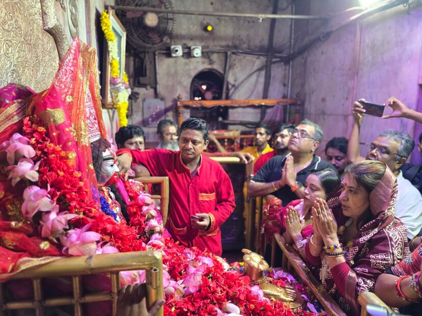 দীর্ঘ প্রায় ১৪-১৫ বছর ধরে তিনি কোনও ধরনের সিনেমার সঙ্গে যুক্ত ছিলেন না। তবে তিনি থিয়েটার করতেন। মূলত রাজনীতির কাজের চাপে তিনি সিনেমা করতে পারতেন না। এই নিয়ে বেশ আক্ষেপ ছিল শতাব্দী রায় এর ভক্তদের মধ্যে।