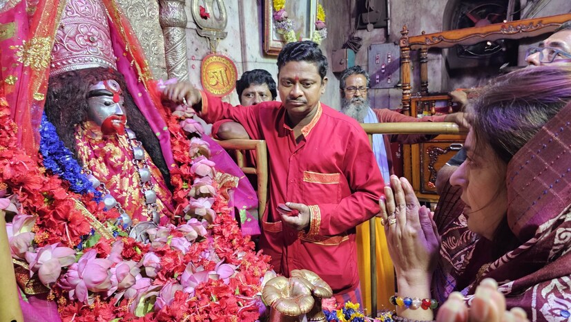 সিনেমার পরিচালক এবং প্রযোজককে সঙ্গে নিয়ে প্রায় ১০ মিনিট তিনি মা তারার গর্ভ গৃহে থেকে মা তারার কাছে সিনেমার সাফল্য কামনা করে।