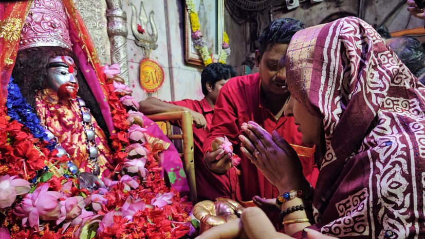ভক্তদের কথা ভেবে প্রায় দীর্ঘ ১৫ বছর পর আবার সিনেমার বড় পর্দায় আসছেন তৃণমূল সাংসদ শতাব্দী রায়। সেই সিনেমার সাফল্য কামনায় আজ বীরভূমের তারাপীঠ মা তারার মন্দিরে বেলা ১১:০০ টা নাগাদ তিনি পুজো দেওয়ার জন্য আসেন।