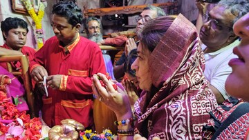 ১৫বছর পর আবার সিনেমায় শতাব্দী ম্যাজিক!ফ্রাইডে রিলিজের আগে তারাপীঠে পুজো সাংসদ-অভিনেত্রীর ১৫বছর পর আবার সিনেমায় শতাব্দী ম্যাজিক!ফ্রাইডে রিলিজের আগে তারাপীঠে পুজো সাংসদ-অভিনেত্রীর