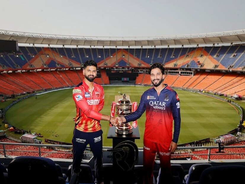 রয়্যাল চ্যালেঞ্জার্স বেঙ্গালুরু (RCB) বনাম পঞ্জাব কিংস (PBKS) যখন আইপিএল ২০২৫ ফাইনাল৷ এই মেগা ফাইনালের কয়েক ঘন্টা আগে শেয়ার করা একটি পোস্ট একেবারে সকলের নজর কেড়ে নিয়েছে৷ লাল ব্যাকগ্রাউন্ডে দুটি সিংহের মুখোশধারী ফটো রয়েছে যা দুই দলের ম্যাসকট হয়েছে৷