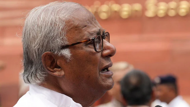 বর্তমানে খুবই আচ্ছন্ন ভাব থেকেও মোটের উপর জেগেই থাকছেন বর্ষীয়ান রাজীনীতিবিদ। রাইস টিউব দিয়ে খাওয়ানো হচ্ছে তাঁকে। ইউরিনারি ক্যাথিটার ব্যবহার করা হচ্ছে। File Photo 
