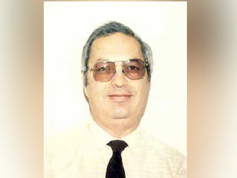 গোয়াড়িয়া বলেছিলেন যে এটি একটি অ্যান্টিক ডেস্কের জন্য ছিল, আসলে তা ছিল না। পরে প্রমাণিত হয়ে যায় যে তিনি ২০০৪ সালে চিনকে নজল পরীক্ষা করতে সাহায্য করেছিলেন এবং মার্কিন ক্ষেপণাস্ত্র সনাক্তকরণ এড়ানোর যাবতীয় বিশদ তথ্য প্রদান করেছিলেন। তাঁর বিশ্বাসঘাতকতাই চিনকে প্রযুক্তিগতভাবে এগিয়ে নিয়ে যায়। ২০০৪ সালে গোয়াড়িয়ার সঙ্গে সম্পর্কিত নথিপত্র পাঠানোর সময় এফবিআই তদন্ত শুরু করে। তাঁর কাছে সম্বোধন করা একটি কন্টেনারে সীমাবদ্ধ প্রতিরক্ষা উপকরণ ছিল। তাঁর উপরে এর পর নজরদারি বৃদ্ধি পায়। বিমানবন্দরে তল্লাশি চালিয়ে আরও নথি পাওয়া যায়। ১৩ অক্টোবর ২০০৫ তারিখে, ১৫ জন এজেন্ট তাঁর মাউইয়ের বাড়িতে ভিড় জমান। তাঁরা ৫০০ পাউন্ড কম্পিউটার, ব্লুপ্রিন্ট, ই-মেল এবং সংবেদনশীল তথ্যে ভরা থাম্ব ড্রাইভ প্রমাণ হিসেবে পান। জিজ্ঞাসাবাদের সময় অবশ্য ওয়ারিয়া দোষ স্বীকার করে নেন। বলেন, 