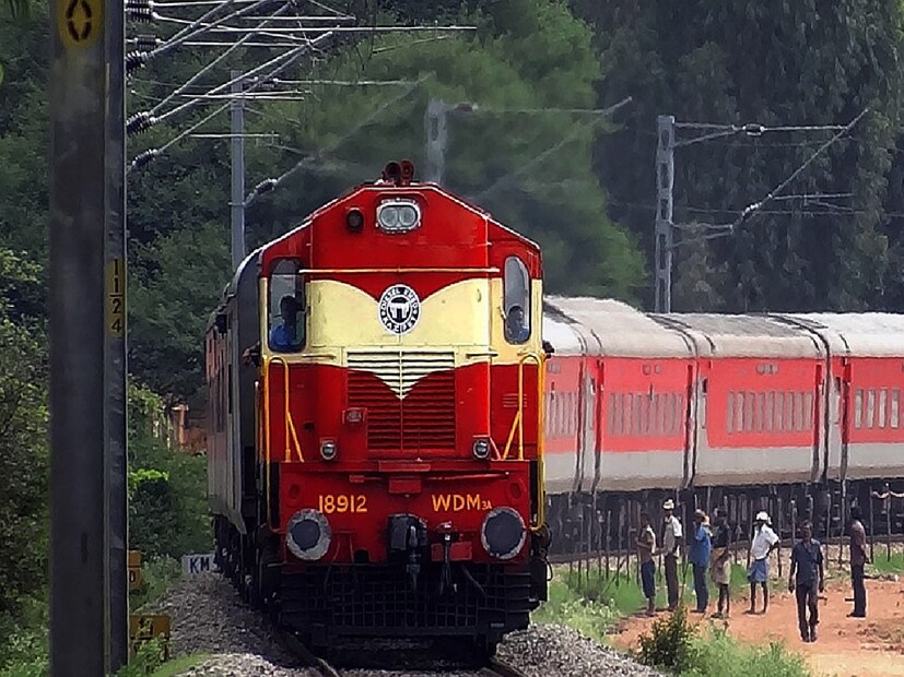 জানা যায় একই সঙ্গে শিয়ালদহ- কলকাতা - লালগোলা রুটের ৯ টি ট্রেন পরিষেবাকে দুটি ভাগে ভাগ করা হচ্ছে।