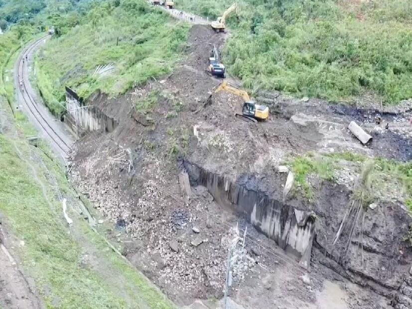 অনুমান অনুসারে, প্রায় ৫০,০০০ ঘনমিটার কাদা এবং পাথর রেলওয়ে রিটেইনিং ওয়াল পর্যন্ত এসে পড়েছে। যত সম্ভব তাড়াতাড়ি ট্র্যাকের কাজ শুরু করার জন্য কমপক্ষে ৩০,০০০ ঘনমিটার কাদা পরিষ্কার করতে হবে।