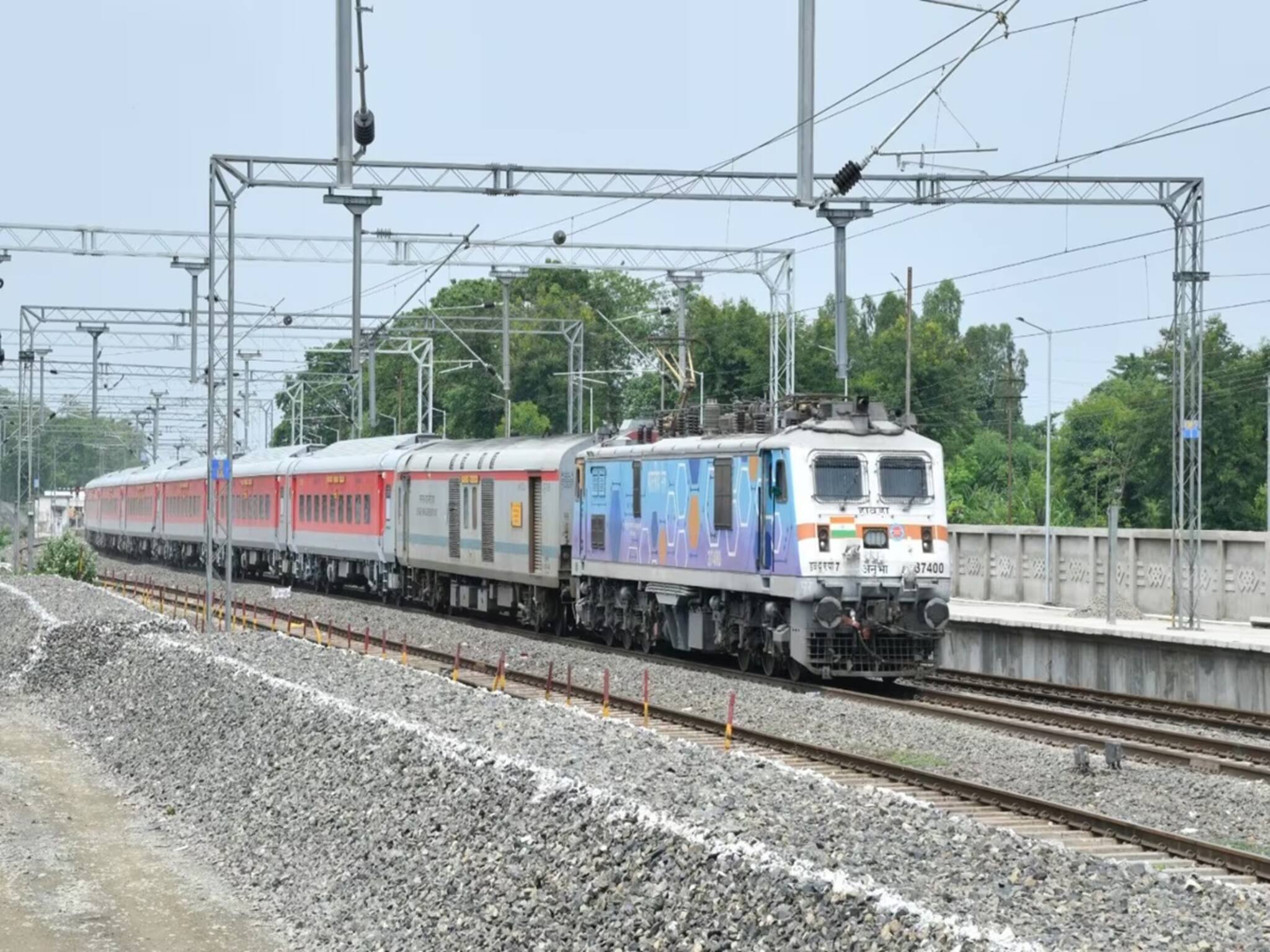 Indian Railways: বলুন তো, ট্রেনে কোন ৪ টে জিনিস নিয়ে ওঠা নিষিদ্ধ? রেল পুলিশের চোখে পড়লে সোজা জেল