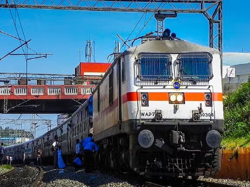 তারা জানাচ্ছেন, আগে কৃষ্ণনগর থেকে লালগোলা ট্রেন ধরতে গেলে জায়গা পাওয়া তো দূর কামরায় ওঠা পর্যন্ত যেত না। বহরমপুরের পর থেকেই ভিড়ে ঠাসা হয়ে আসতো সেই ট্রেনগুলি। তবে এবার লালগোলা শিয়ালদা ট্রেনকে দুই ভাগে ভাগ করা যদি হয়ে যায় তবে কৃষ্ণনগর থেকে যারা নিত্য যাতায়াত করেন ট্রেনে তাদের কাছে আরও বিকল্প ট্রেন খুলে যাবে। যার ফলে এই ভ্যাপসা গরমেও কিছুটা স্বস্তিতে যেতে পারবেন সাধারণ মানুষ। Input- Mainak Debnath