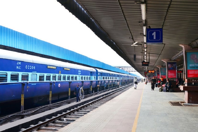 যাত্রীদের সঙ্গে চার্ট বা তালিকা খুলতে ৪ ঘণ্টার বদলে ৮ ঘণ্টা আগেই জানতে পারা যাবে ৷ টিকিট কনফার্ম বা কনফার্ম নয় ৷ তাঁদের জন্য সুবিধার যাঁরা অত্যন্ত দূরে থাকেন ৷ প্রতীকী ছবি ৷