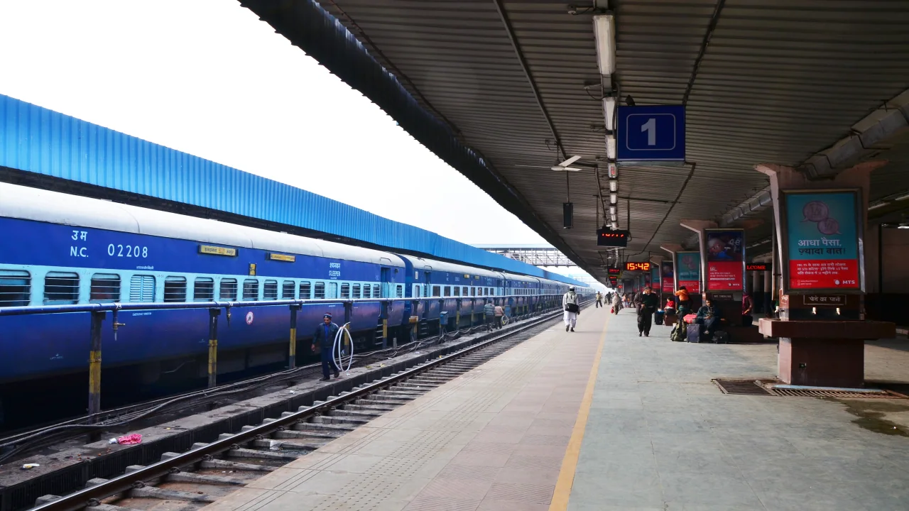 Indian Railways: যাচ্ছেন নাকি ট্রেনে, জানেন এই লাইনে ব্যাপক কাজ চলছে, অর্ধেক ট্রেন বাতিল, কিছু ট্রেন ঘুরিয়ে দেওয়া হচ্ছে, রইল বড়সড় লিস্ট