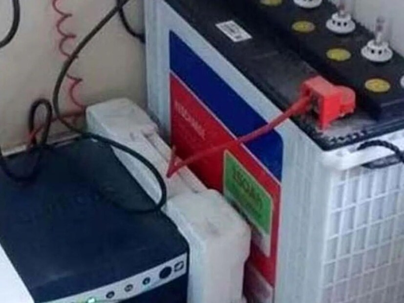 তবে কয়েকটি সহজ হ‍্যাক মনে রাখলেই বাড়ানো যাবে ইনভার্টারের আয়ু। বছরের পর বছর ধরেও দিব‍্যি ভাল চলবে পুরনো ইনভার্টার। 