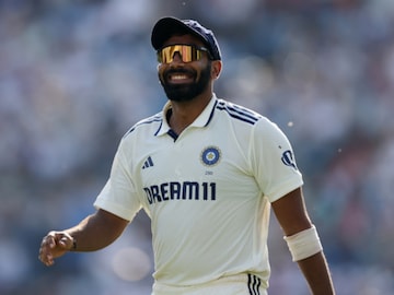 IND vs ENG 1st Test: ভাঙলেন পাকিস্তানি বোলারের নজির! দ্বিতীয় দিনে ৩ উইকেট নিয়ে জোড়া বিশ্বরেকর্ড বুমরাহর IND vs ENG 1st Test: ভাঙলেন পাকিস্তানি বোলারের নজির! দ্বিতীয় দিনে ৩ উইকেট নিয়ে জোড়া বিশ্বরেকর্ড বুমরাহর