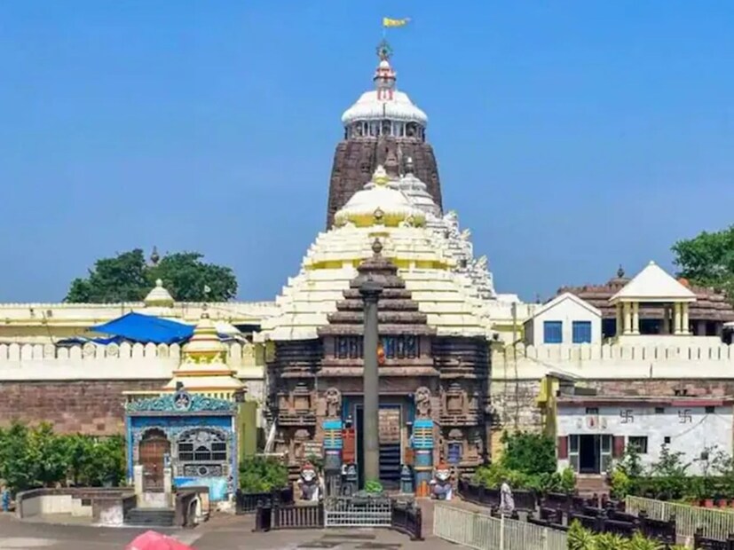৬. সুদর্শন চক্র এবং অদৃশ্য ছায়া: পুরীর মন্দিরের চূড়ায় বসানো রয়েছে সুদর্শন চক্র। যে দিক থেকেই সেই সুদর্শন চক্রের দিক থেকে তাকানো হোক না কেন, মনে হবে যেন, এটি ভক্তদের দিকে চেয়ে রয়েছে। প্রত্যেক দিশা থেকে এই চক্রটিকে একই রকম দেখায়। একই ভাবে, আর একটি রহস্য হল এই মন্দিরের চূড়ার ছায়া। এত উঁচুতে থাকা সত্ত্বেও মন্দিরের ছায়া মাটি থেকে কোনও ভাবেই দেখা যায় না। এমনকী এই বিষয়টি বিজ্ঞানকেও চমকে দিয়েছে।