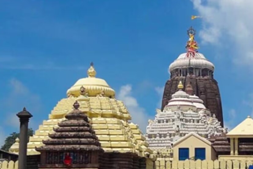 ৪. বাতাসের উল্টো দিকে ওড়ে মন্দিরের ধ্বজা এবং ১৮ বছরের ভীতি: মন্দিরের চূড়ায় উড়তে দেখা যায় ধ্বজা। কিন্তু সব সময় বাতাসের বিপরীত দিশাতেই ওড়ে এটি। এটি স্বাভাবিক নিয়মকেই চ্যালেঞ্জ জানিয়েছে। এমনকী এ-ও বিশ্বাস রয়েছে যে, মন্দিরের ধ্বজা যদি কোনও দিন বদলানো না হয়, তাহলে মন্দির ১৮ বছরের জন্য বন্ধ হয়ে যাবে। প্রচলিত বিশ্বাস অনুযায়ী, পুরনো ধ্বজা নেতিবাচক এনার্জিকে আকর্ষণ করে। তাই এটি প্রতিদিন বদলানো উচিত। 