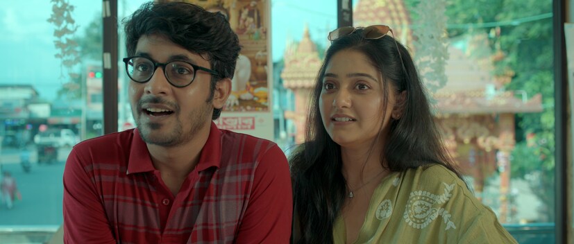 আপাতদৃষ্টিতে দুর্ঘটনা বলে মনে হলেও ময়নাতদন্তে উঠে আসে অন্য তথ্য! সেই খুনের তদন্ত করতেই অনির্বাণের জীবনে প্রবেশ করেন অফিসার ইন চার্জ রজত। কারণ যে ছেলেটি খুন হয়েছে, সে আদতে অনির্বাণেরই প্রাক্তন ছাত্র। সেই খুনের তদন্ত করতে করতেই অনির্বাণের কাছে তিন্নির কথা জানতে পারেন রজত। এদিকে তিন্নির বাড়িতে গিয়ে চমকে ওঠেন রজত। কারণ ছোট্ট শিশুটি জানায় যে, সে না কি তার অনি আঙ্কেলের রেফ্রিজারেটরে একটা কাটা কান দেখতে পেয়েছে। জানা যায় যে, তিন্নিকে একটা পুতুল বানিয়ে দেবেন বলে অনির্বাণ সিলিকনের তৈরি হিউম্যান বডি পার্টস কিনে এনেছেন। এতে রজতের সন্দেহ আরও দৃঢ় হতে থাকে।