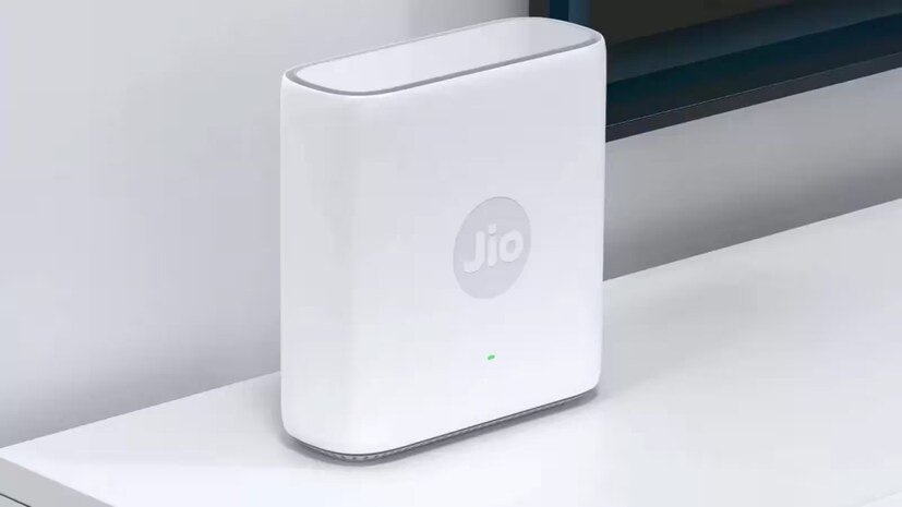 Jio AX6000 ইউনিভার্সাল রাউটারটি বর্তমানে Jio-এর অফিসিয়াল ওয়েবসাইট এবং অন্যান্য ই-কমার্স প্ল্যাটফর্মে পাওয়া যাচ্ছে। ক্রেতারা রাউটারের উপর এক বছরের ওয়ারেন্টি এবং পাওয়ার অ্যাডাপ্টারে ছয় মাসের ওয়ারেন্টি পাবেন। 