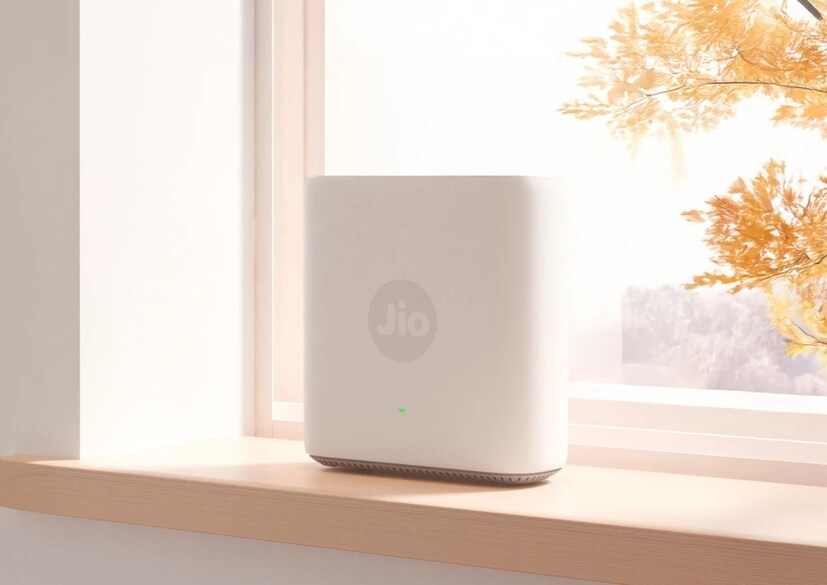 এই রাউটারের একটি বিশেষত্ব হল এতে বিল্ট-ইন Jio True AI Mesh সাপোর্ট রয়েছে, ফলে ইউজাররা একটি বিশাল স্থান জুড়ে নিরবচ্ছিন্ন Wi-Fi কভারেজের জন্য একাধিক রাউটার একসঙ্গে লিঙ্ক করতে পারবেন। মসৃণ পরিষেবার লক্ষ্যে AX6000 একটি কোয়াড-কোর চিপসেট দিয়ে তৈরি এবং এতে আপগ্রেড করা LAN পোর্ট রয়েছে যা সাধারণ পোর্টগুলোর তুলনায় চারগুণ দ্রুত পরিষেবা দেয়। 