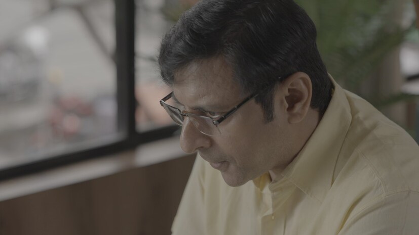 এই প্রসঙ্গে পরিচালক রাজদীপ ঘোষ বলেন যে, “যখন KLiKK প্রথম এই প্রজেক্ট নিয়ে আমার সঙ্গে যোগাযোগ করে আমায় গল্পটি শোনায়, তখনই আমি বুঝতে পারি যে, এটি এমন একটি গল্প, যা নিয়ে আমি আগে কখনও কাজ করিনি। আমি সব সময়ই এই ধরনের গল্প নিয়ে কাজ করতে চেয়েছিলাম, কিন্তু সেই সুযোগ আমার কাছে আসেনি। স্বাভাবিক ভাবেই উত্তেজনা ছিল অপরিসীম। এই সিরিজের জন্য আমরা বিভিন্ন জায়গায় শ্যুটিং করেছি। যদিও আমরা অনেক চ্যালেঞ্জের মুখোমুখি হয়েছি, তবে পুরো টিমের কঠোর পরিশ্রম আমাদের এই গল্পটিকে জীবন্ত করে তুলতে সাহায্য করেছে। দর্শকদের এটাই বলব যে, বিগত চার বছর ধরে KLiKK-এর এই নতুন ছন্দে সিরিজ পরিবেশনের মধ্যে এটা একটা উপহার। পাঁচ এপিসোডের সাইকোলোজিক্যাল থ্রিলার ‘প্রফেসর সেনগুপ্ত’। অসাধারণ অভিনয়, দুর্দান্ত সিনেমাটোগ্রাফি আর তার উপরে হৃদয়স্পর্শী মিউজিকাল ট্রিটমেন্ট।”