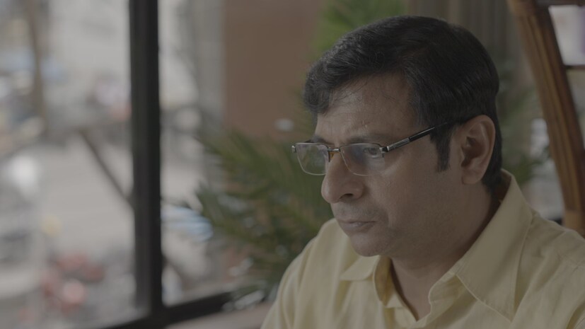 প্রফেসর সেনগুপ্তর চরিত্রে অভিনয় করছেন অভিনেতা জয় সেনগুপ্ত। তাঁর কথায়, “কলকাতার ইন্ডাস্ট্রি প্রতিভায় সমৃদ্ধ হলেও লম্বা দৌড়ের ওটিটি প্ল্যাটফর্ম চালানোর ক্ষেত্রে তারা এখনও হয়তো কিছুটা পিছিয়ে। অনেক প্ল্যাটফর্ম আশার আলো দেখিয়ে শুরু করেছিল ঠিকই, কিন্তু বেশিরভাগই প্রতিযোগিতায় টিকে থাকতে পারেনি। আসলে গুণগত মানের গল্প বলা, আর্থিক স্থায়িত্ব ও নতুন দর্শক টানার মধ্যে ভারসাম্য রাখতে না পেরেই টিকে থাকতে পারেনি। তবে ক্লিক (KLIKK) সেই দিক থেকে ব্যতিক্রম। কারণ ওরা শুধু টিকেই থাকেনি, দৃঢ়তার সঙ্গে দৃপ্ত পদক্ষেপে এগিয়েও গিয়েছে। তার জন্য অবশ্যই অভিনন্দন প্রাপ্য তাদের।”