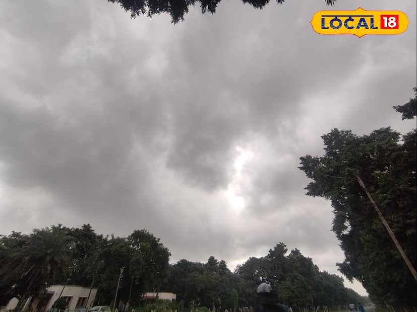 ইতিমধ্যেই হলুদ সতর্কতা জারি করেছে হাওয়া অফিস। পশ্চিম মেদিনীপুর, পুরুলিয়া, বাঁকুড়া এবং পশ্চিম বর্ধমানে অত্যধিক ভারী বৃষ্টির সম্ভাবনা রয়েছে। এছাড়া হালকা থেকে মাঝারি বৃষ্টি হবে কলকাতা সহ হাওড়া, হুগলি, উত্তর ২৪ পরগনা, দক্ষিণ ২৪ পরগনা, পূর্ব মেদিনীপুর, ঝাড়গ্রাম, পূর্ব বর্ধমান এবং বীরভূমে।