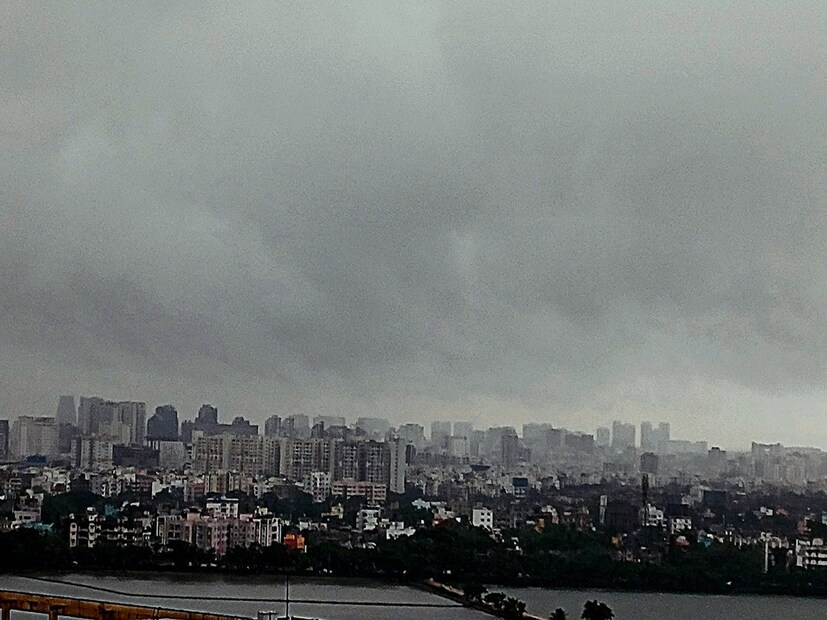 আজ-কালের (বুধবার) মধ্যেই দক্ষিণবঙ্গে বর্ষামঙ্গলের পূর্বাভাস। মৌসুমী অক্ষরেখা ফের সক্রিয় হয়েছে। ওড়িশার কিছু অংশে এর অগ্রগতি হয়েছে। আগামী ২৪ ঘণ্টায় ওড়িশা ও ছত্তিশগড়ের আরও কিছু অংশে এবং আগামী ২৪ থেকে ৪৮ ঘণ্টায় পশ্চিমবঙ্গ, বিহার, ঝাড়খণ্ড এবং গুজরাতের আরও কিছু অংশে মৌসুমী অক্ষরেখা প্রভাব বিস্তার করবে। দক্ষিণবঙ্গে আজ, মঙ্গলবার থেকে বিক্ষিপ্তভাবে ভারী বৃষ্টির সম্ভাবনা রয়েছে।