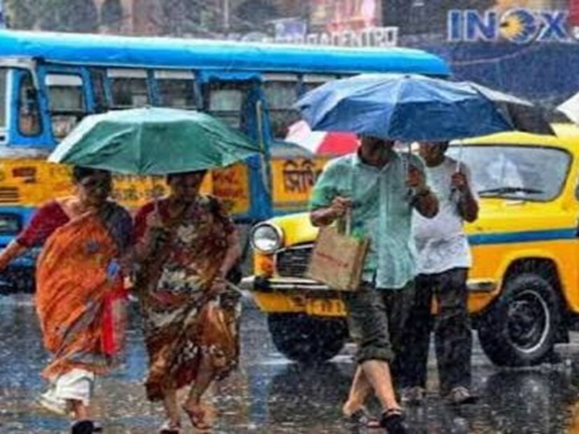 রবিবার কলকাতা-সহ দক্ষিণবঙ্গের সব জেলাতেই বজ্রবিদ্যুৎ-সহ হালকা মাঝারি বৃষ্টি এবং হালকা ঝোড়ো হওয়ার পূর্বাভাস।  বজ্রবিদ্যুৎ-সহ হালকা মাঝারি বৃষ্টির সঙ্গে ৩০ থেকে ৫০ কিলোমিটার গতিবেগে দমকা ঝোড়ো বাতাসের সতর্কতা। 