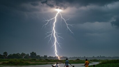 বাজ পড়ে মৃত্যু (Image Courtesy AI) বাজ পড়ে মৃত্যু (Image Courtesy AI)