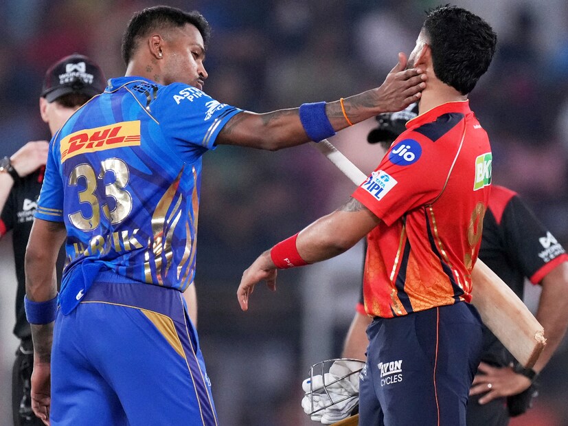 মুম্বই ইন্ডিয়ান্সের জন্য এটি একটি অনাকাঙ্ক্ষিত রেকর্ড। শক্তিশালী বোলিং ইউনিটের জন্য পরিচিত মুম্বই প্রথমবার ২০০+ রান করেও ম্যাচ হারল। এই প্রথম কোনও দল মুম্বইয়ের এর বিপক্ষে ২০০+ রানের লক্ষ্য তাড়া করে জয় পেল। যা পঞ্জাবের জয়কে আরও তাৎপর্যপূর্ণ করে তুলেছে।  (Photo Courtesy- AP)