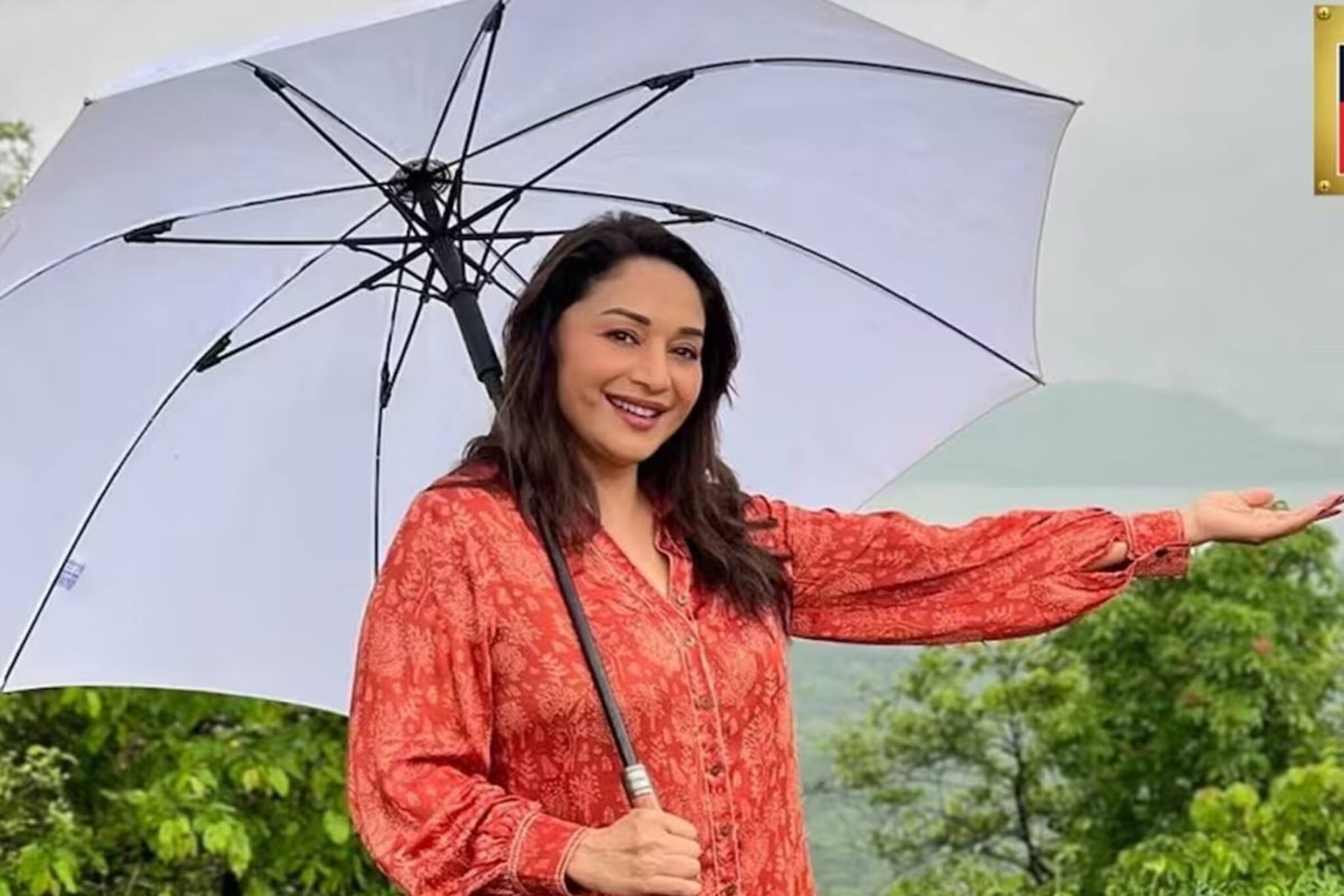 রিমঝিম বর্ষায় ভিজছে স্বপ্ননগরী; বৃষ্টিস্নাত প্রকৃতির হাতছানিতে নিজেকে ধরে রাখতে পারলেন না