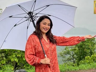 বৃষ্টিস্নাত প্রকৃতির হাতছানিতে নিজেকে আর ধরে রাখতে পারলেন না মাধুরী (Photo: Instagram)
