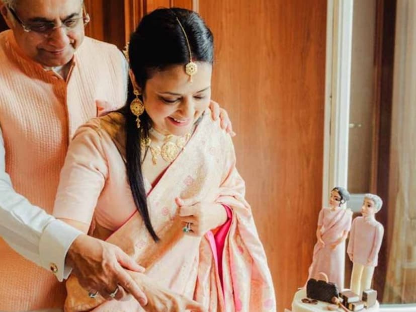 ভিডিওতে, মহুয়া মৈত্র এবং পিনাকী মিশ্রকে একসঙ্গে নাচতে দেখা যাচ্ছে, মুহূর্তে হারিয়ে গিয়ে একে অপরের সঙ্গ উপভোগ করছেন। ভিডিওটি তাদের ভালোবাসা এবং রসায়নকে প্রকাশ্যে নিয়ে এসেছে এবং সোশ্যাল মিডিয়ায় অনেকের হৃদয় জয় করেছে এই ভিডিও।