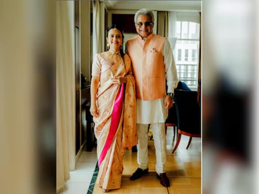 বিয়ের ফটো এবং ভিডিওতে, মহুয়া একটি গোলাপী বেনারসি সিল্ক শাড়ি পরেছেন, যার উপর সূক্ষ্ম সোনার জরির কাজ রয়েছে। তিনি শাড়িটি ঐতিহ্যবাহী সোনার গয়না, যার মধ্যে একটি চোকার নেকলেস, ঝুমকা এবং একটি মাঙ্গ টিক্কা দিয়ে পরেছেন। তাঁর লুকে সূক্ষ্ম মেকআপ ধরা পড়েছে। এদিকে, পিনাকী মিশ্র একটি হালকা পিচ রঙের নেহরু জ্যাকেটের উপর একটি ঐতিহ্যবাহী কুর্তা পরেছেন।