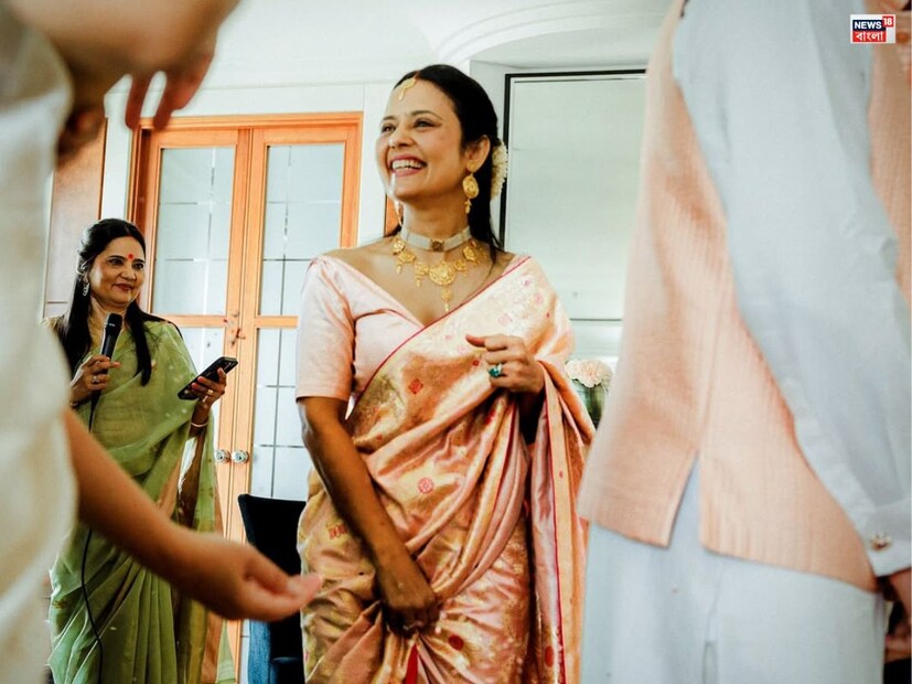 বলিউডের অভিনেত্রীদের প্রিয় ব্র্যান্ড ‘র ম্যাঙ্গো’র শাড়ি। সেই ব্র‍্যান্ডের শাড়ি পরেছিল মহুয়া মৈত্র। শুক্রবার মহুয়ার বিয়ের খবর প্রকাশ্যে আসার পরেই ‘র ম্যাঙ্গো’ তাদের ইনস্টাগ্রাম অ্যাকাউন্টে মহুয়ার বিয়ের তিনটি ছবি পোস্ট করেছিল।আর পাঁচজন বাঙালি মেয়ের মতোই বিয়েতে বেনারসি শাড়ি পরেছিলেন।