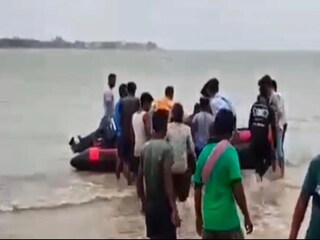 স্পিড বোট নিয়ে তলিয়ে যাওয়া পর্যটকদের দু জনকে উদ্ধার করা হয়৷ 