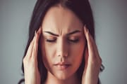 মাথা যন্ত্রণায় জীবন জেরবার? মনে হচ্ছে মাথার ভিতর হাতুড়ি পেটাচ্ছে কেউ? মাইগ্রেন কাবুর টিপস