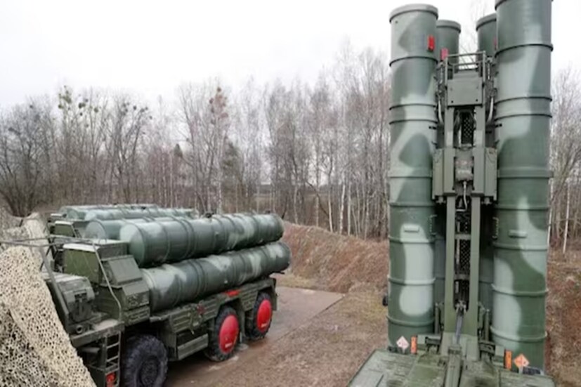 S-400 এবং স্বদেশি ক্ষেপণাস্ত্র ব্যবস্থা শত্রুদের কঠিন ধাক্কা দিয়েছে। তবে যদি পাকিস্তান পঞ্চম প্রজন্মের যুদ্ধবিমান অর্জনে সফল হয়, তাহলে ভারতের জন্য তার বিমান প্রতিরক্ষা ব্যবস্থা শক্তিশালী করা খুবই গুরুত্বপূর্ণ হয়ে উঠবে। S-400-এর পঞ্চম প্রজন্মের যুদ্ধবিমান ধরার ক্ষমতা নেই, এমন পরিস্থিতিতে, ভারত এখন রাশিয়ার অত্যাধুনিক বিমান প্রতিরক্ষা ক্ষেপণাস্ত্র ব্যবস্থার দিকে নজর দিচ্ছে। (Photo: Reuters)