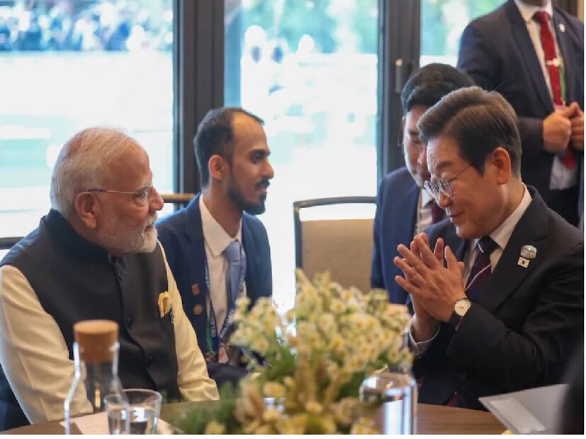 প্রধানমন্ত্রী মোদি দক্ষিণ কোরিয়ার রাষ্ট্রপতি লি জে মিউং-এর সঙ্গেও আলোচনা করেছেন। দুই নেতা সবুজ হাইড্রোজেন, জাহাজ নির্মাণ, গুরুত্বপূর্ণ প্রযুক্তি এবং সাংস্কৃতিক অংশীদারিত্ব নিয়ে আলোচনা করেছেন। উভয় দেশ আঞ্চলিক ও বৈশ্বিক ইস্যুতে সহযোগিতা আরও জোরদার করার ইঙ্গিত দিয়েছে।