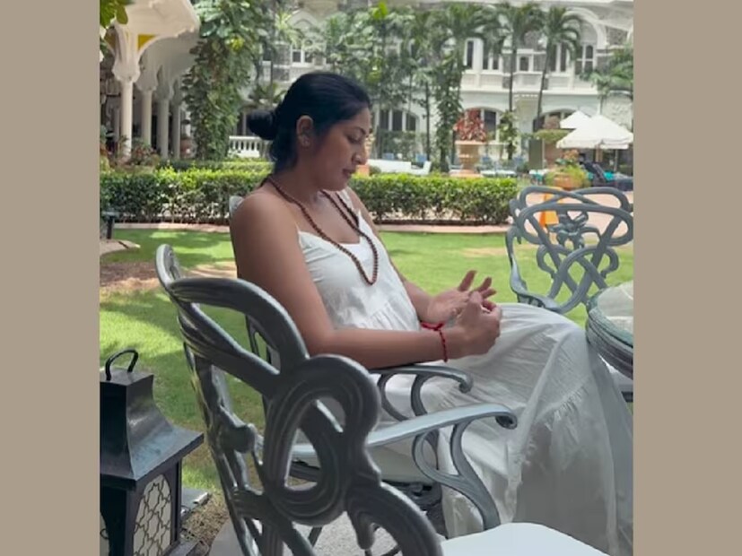 বেশ কিছু সময়ের জন্য নিজের ইউটিউব চ্যানেলে সক্রিয়ই রয়েছে নব্যা। এই চ্যানেলে উঠে এসেছে অভিনেত্রীর জীবনের টুকরো মুহূর্তের ঝলক। এই চ্যানেলে দেখা যায় নব্যার পুত্র সাই কৃষ্ণ, নব্যার মা-বাবা এবং ভাই রাহুলকে। শুধু তা-ই নয়, নব্যার একটি নাচের স্কুলও রয়েছে। নাম মাতঙ্গী বাই নব্যা। সেই নাচের স্কুলের বিবরণও এই চ্যানেলে দেখা যাবে। তবে অনেক সময়ই নিজের মন্তব্যের জন্য নানা অভিযোগের তিরে বিদ্ধ হতে হয় অভিনেত্রীকে। সেই সঙ্গে আইএএস অফিসারের সঙ্গে মেলামেশার জন্যও তাঁকে নিয়ে বিতর্ক হয়। তবে বছর দুয়েক আগে নব্যা নায়ারের নামে যে ট্রোল ছড়িয়েছিল, সেটা হয়তো এখনও ভুলতে পারেননি কেউই। (Photo: Instagram)
