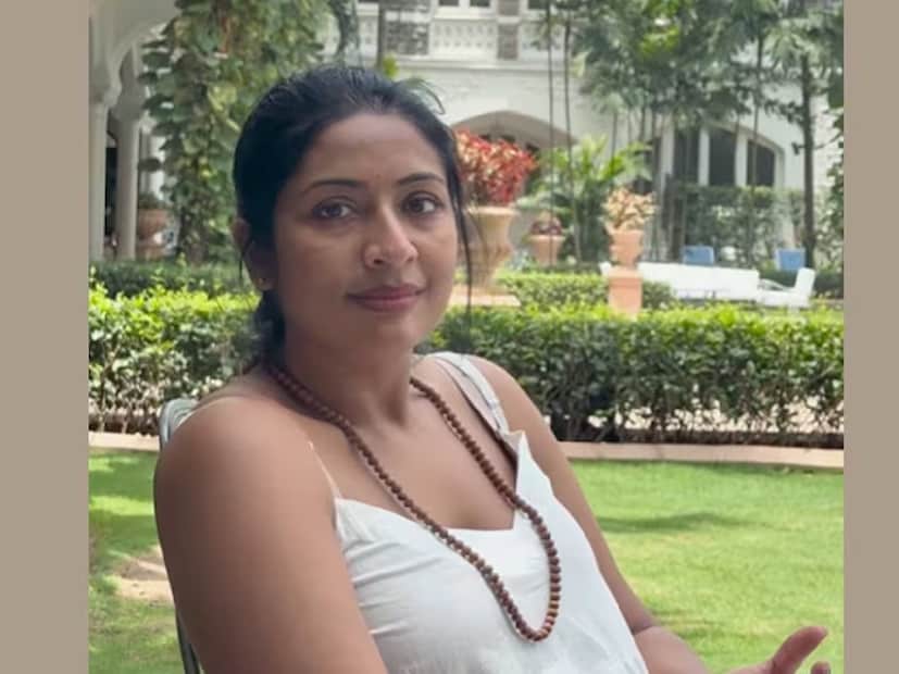 এদিকে এই খবরটির একটি স্ক্রিনশট পোস্ট করেছিলেন পরিচালক অরুণ গোপী। সঙ্গে ছিল একটি ক্যাপশন। সেখানে নব্যাকে ট্যাগও করা হয়। বিষয়টাকে নিয়ে নিজের ইনস্টাগ্রাম স্টোরিতে পোস্টও করেছিলেন অভিনেত্রী। আর তাঁর পোস্ট থেকে এটাই প্রমাণিত যে, নব্যাকে নিয়ে অরুণ গোপীর এই ঠাট্টাকে মজা করেই নিয়েছেন অভিনেত্রী নিজেও। (Photo: Instagram)