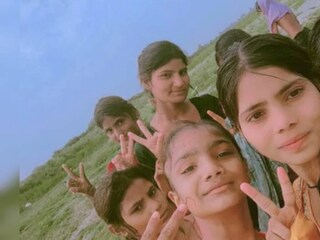 দিনভর চড়া রোদে মাঠেঘাটে কাজ করে তৃপ্তির স্নান করতে তারা নেমেছিল যমুনা নদীতে