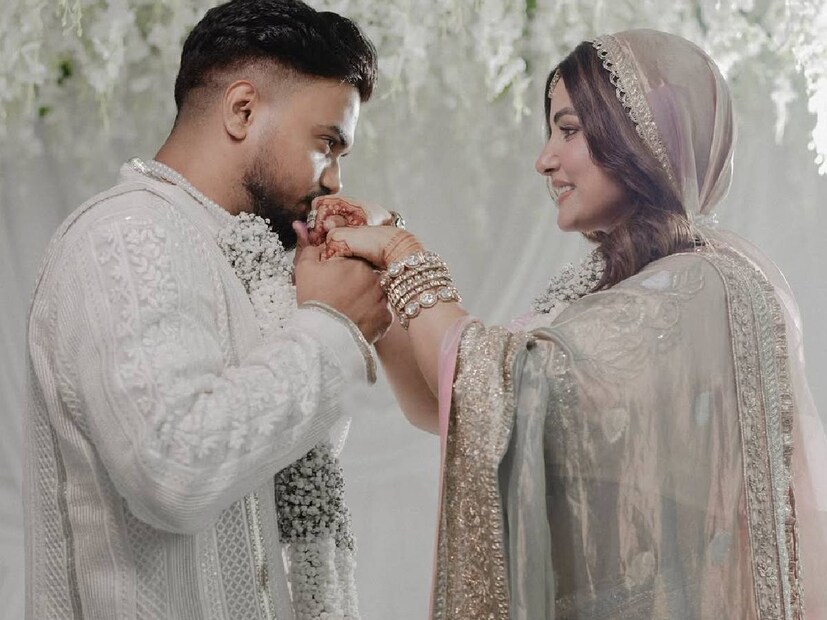 হিনা তাঁর ইনস্টাগ্রামে বিয়ের ছবি দিয়ে সুখবর জানিয়েছেন। বিশেষ দিনে অভিনেত্রী মণীশ মালহোত্রার শাড়ি এবং গয়না পরে বধূরূপে সেজে উঠেছিলেন। রকির পরনে ছিল সাদা চিকনকারি কুর্তা।