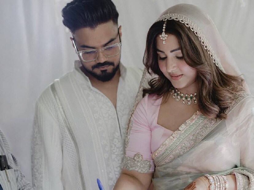 হিনা লিখেছেন, “দুটি ভিন্ন জগত থেকে, আমরা ভালোবাসার একটি মহাবিশ্ব গড়ে তুলেছি। আমাদের পার্থক্যগুলি ম্লান হয়ে গেছে, আমাদের হৃদয় একত্রিত হয়ে একটি বন্ধন তৈরি করেছে যা জীবনের জন্য স্থায়ী হবে। আমরাই আমাদের ঘর, আমাদের আলো, আমাদের আশা। একসঙ্গে আমরা সমস্ত বাধা অতিক্রম করি। আজ আমাদের মিলন ভালবাসায় এবং আইনি ভাবে চিরতরে আবদ্ধ হল। আমরা আপনার আশীর্বাদ এবং শুভেচ্ছা কামনা করি স্ত্রী এবং স্বামী হিসাবে।&quot;