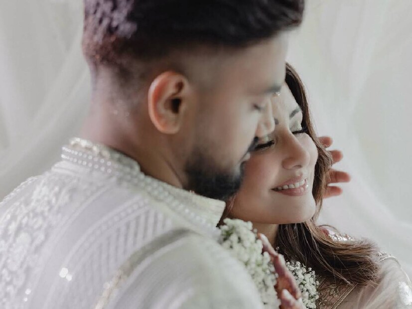 জানা গিয়েছে, হিনা আসন্ন সিটকম 'পতি, পত্নী, অউর পাঙ্গা' দিয়ে টেলিভিশনে প্রত্যাবর্তন করতে চলেছেন। স্বামী রকিও অংশগ্রহণ করতে পারেন। তবে এই বিষয়ে এখনও আনুষ্ঠানিক ভাবে শিলমোহর বসেনি।